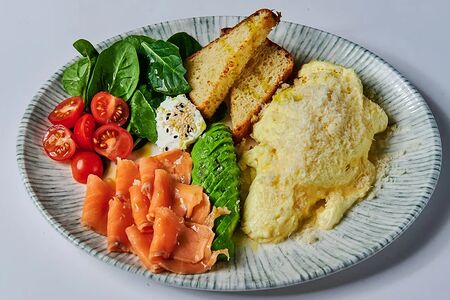 Большой скрэмбл с лососем