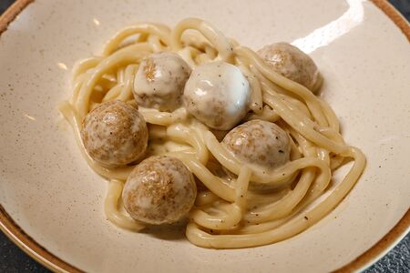 Спагетти с митболами