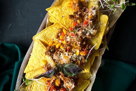 Начос с фаршем болоньезе