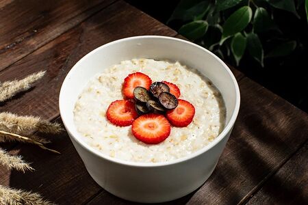 Каша овсяная с ягодой