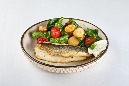 Филе белой рыбы с легким салатом