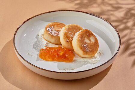 Сырники со сметаной и апельсиновым конфитюром