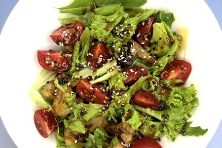 Салат с индейкой и хрустящими баклажанами