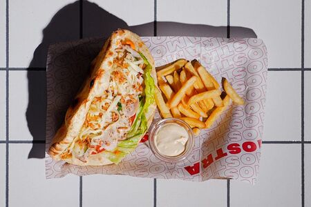 Бургер с курицей и ореховым соусом