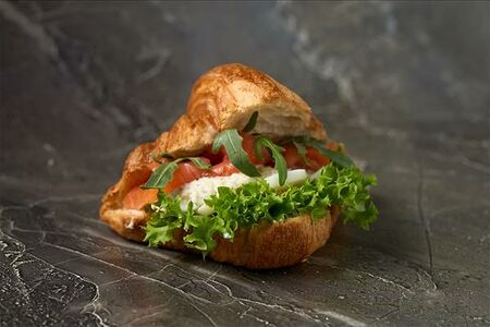 Круассан с рыбой