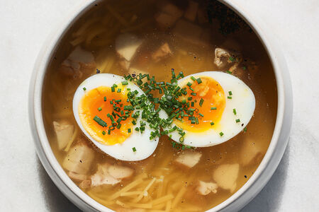 Куриный бульон с лапшой и овощами