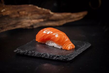 Суши лосось