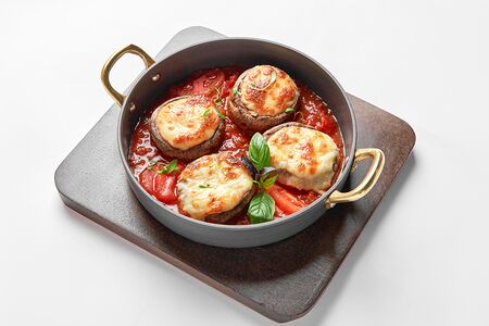 Шампиньоны с сыром сулугуни в томатном соусе