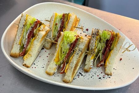 Большой сэндвич с чоризо