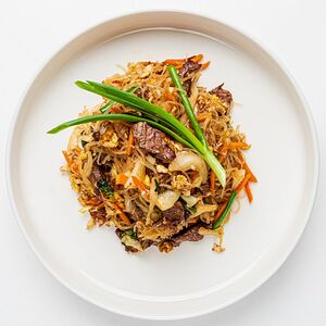 Лапша стеклянная с овощами и говяжьей вырезкой