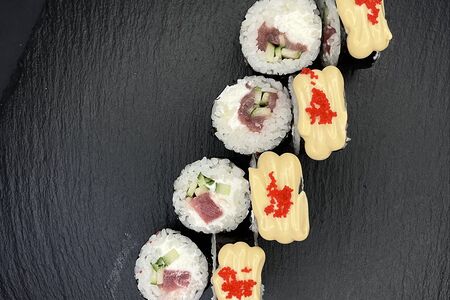 Ролл с тунцом и сырным муссом