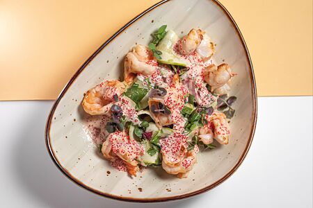 Салат с северными креветками и тобико