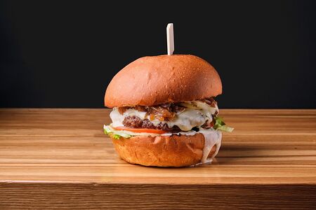 Бургер с трюфельным соусом и говядиной Яс