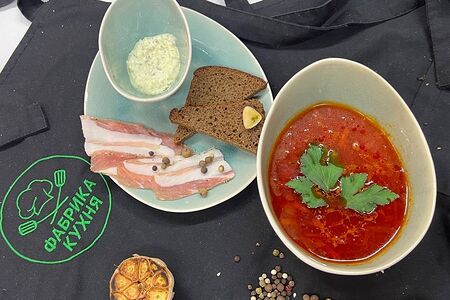 Борщ со сметаной и сальцем