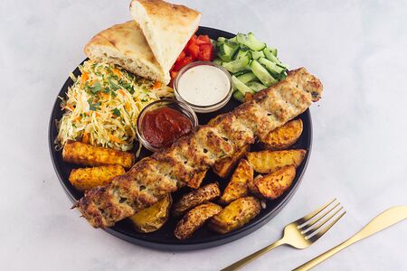 Люля-кебаб из курицы с гарниром