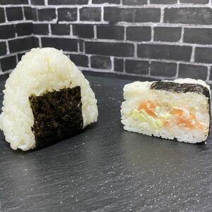 Онигири с лососем