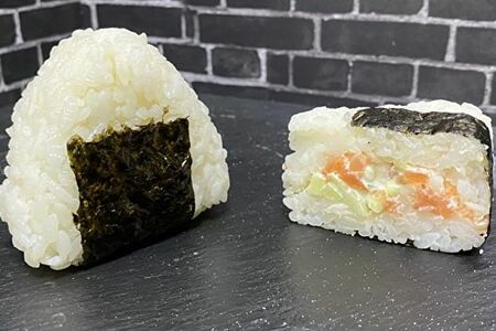 Онигири с лососем
