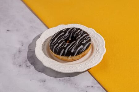 Донат с шоколадной начинкой