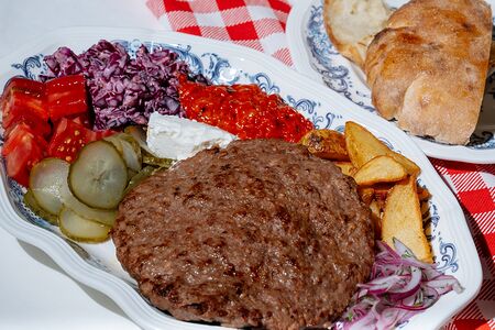 Плескавица классическая на тарелке