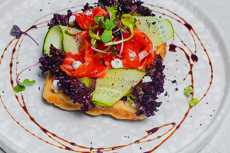 Вафля с лососем и свежим огурцом