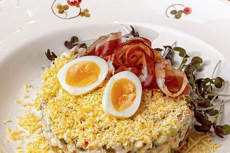 Праздничный Оливье с хамоном из утки