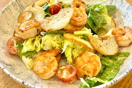 Салат Цезарь с креветками