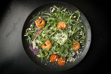 Руккола с тигровыми креветками