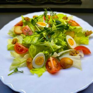 Салат с копчёным сыром