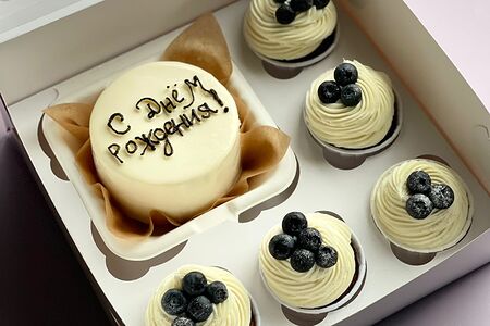 Набор Бенто-торт и 5 капкейков с ягодами на День рождения