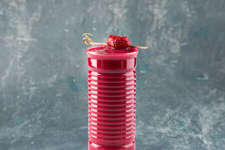 Детокс клубничный со свёклой