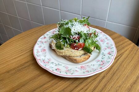 Тост с хумусом и овощами