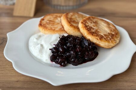 Сырники со сметаной и конфи