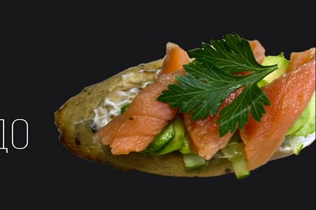 Брускетта с семгой и авокадо