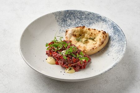 Тартар из говядины с перцем рамиро и луковым айоли 