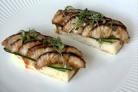 Брускетта с копченым угрём 