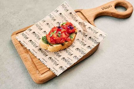 Брускетта с гуакамоле и томатной сальсой 