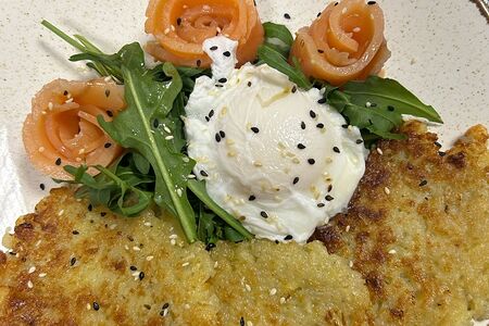 Драники с лососем и яйцом пашот