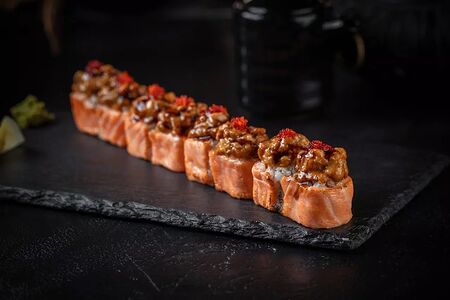 Опаленный ролл лосось, спайси угорь