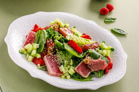 Салат с тунцом и ростбифом