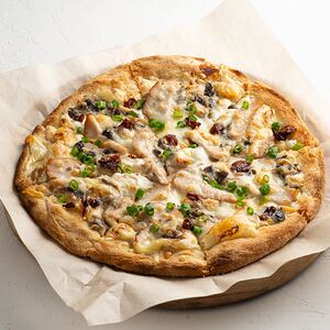 Пицца с томлёной индейкой и грибным жюльеном