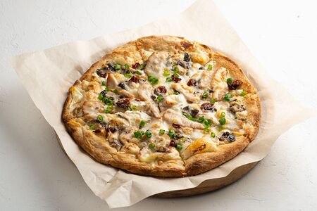 Пицца с томлёной индейкой и грибным жюльеном