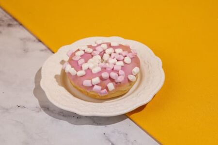 Донат розовый с маршмэллоу