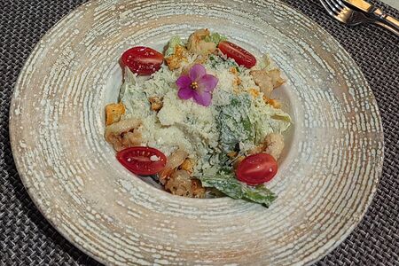 Цезарь с тигровыми креветками