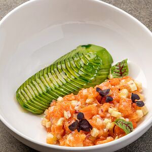 Тартар из лосося с щучьей икрой и авокадо