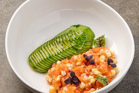 Тартар из лосося с щучьей икрой и авокадо