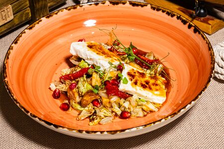 Салат с курицей терияки и карамельным сыром