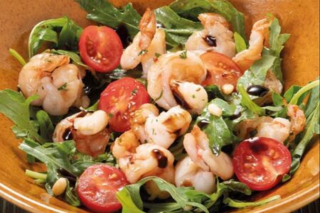 Салат с руколой и креветками