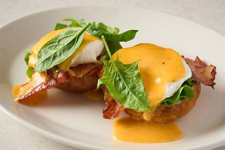 Яйцо Бенедикт с беконом