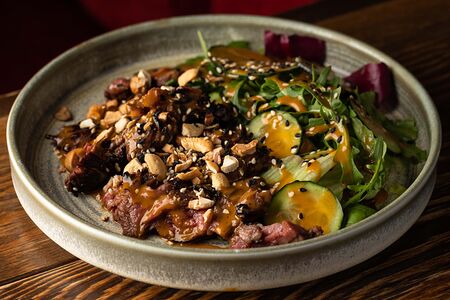 Говядина на гриле с микс-салатом и кешью