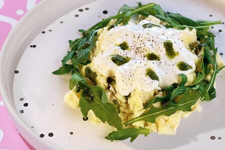 Скрэмбл с песто и страчателлой